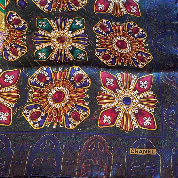 Exquisite Authentic Chanel 100% Silk Scarf Karl Lagerfeld Gripoix Jewels LikeNew - Picture 5 of 6